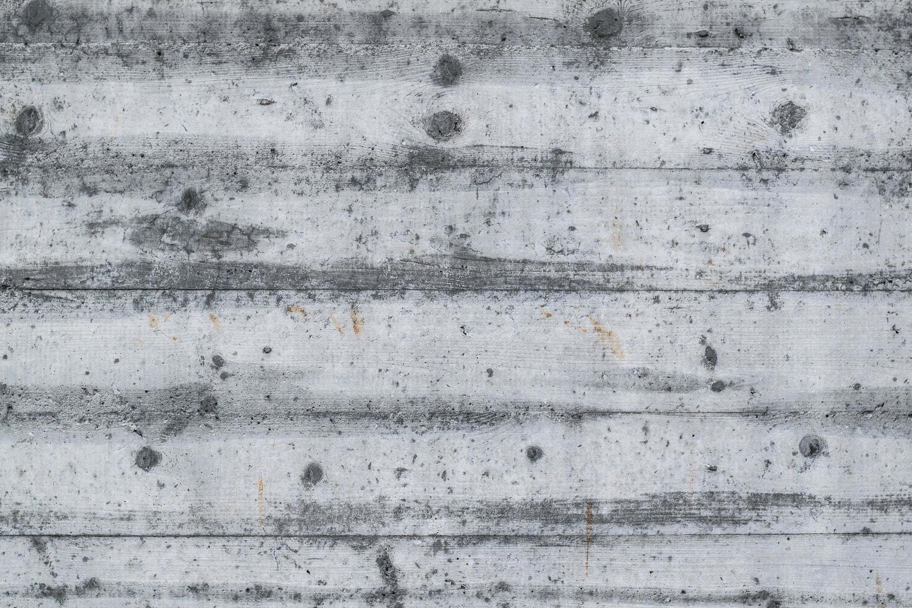 Board-formed concrete: wood grain, knots and board seams kept in the wall